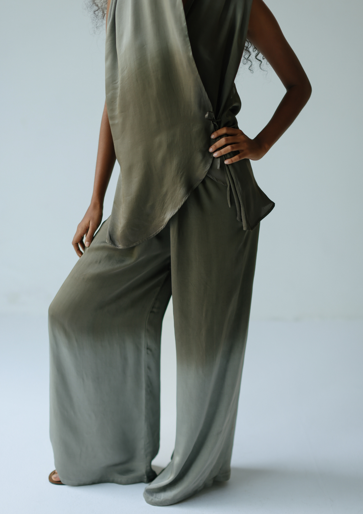 LERA HOSE - TEA LEAF BIS VETIVER