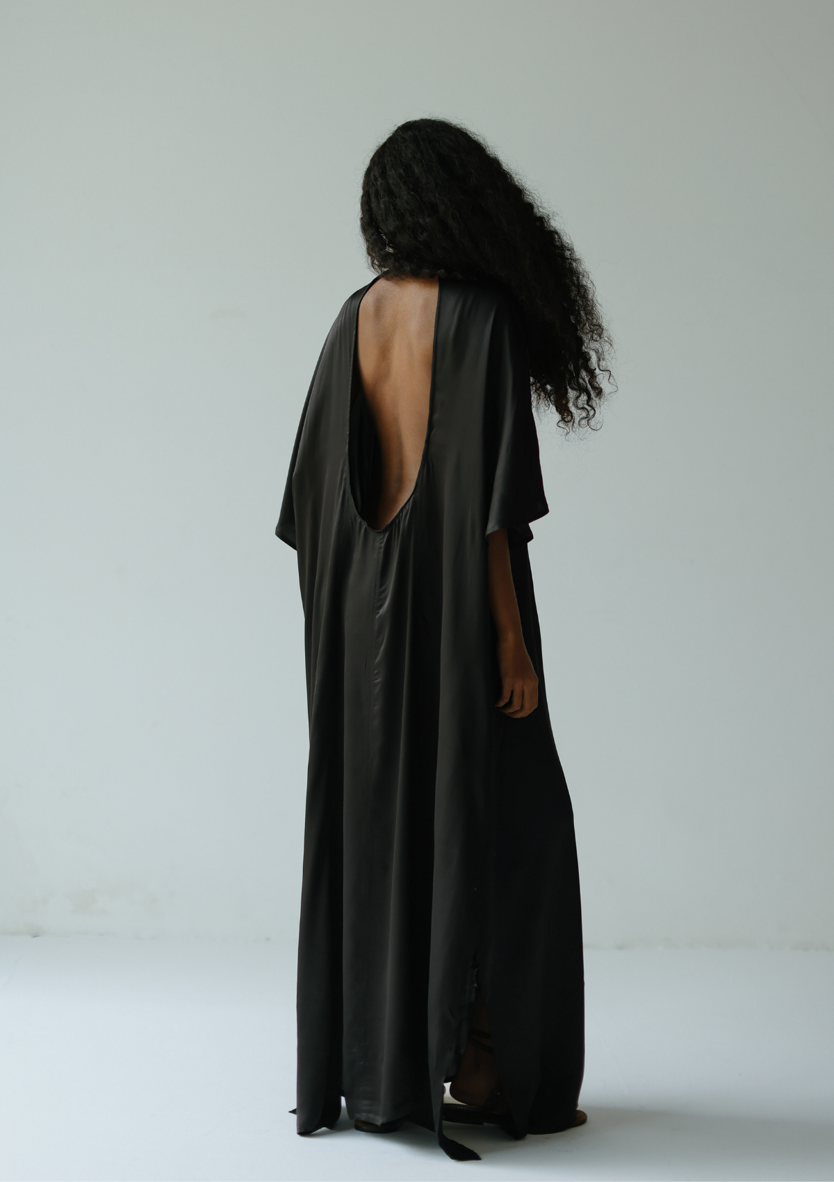 CAFTÁN LARGO ARIA - NEGRO