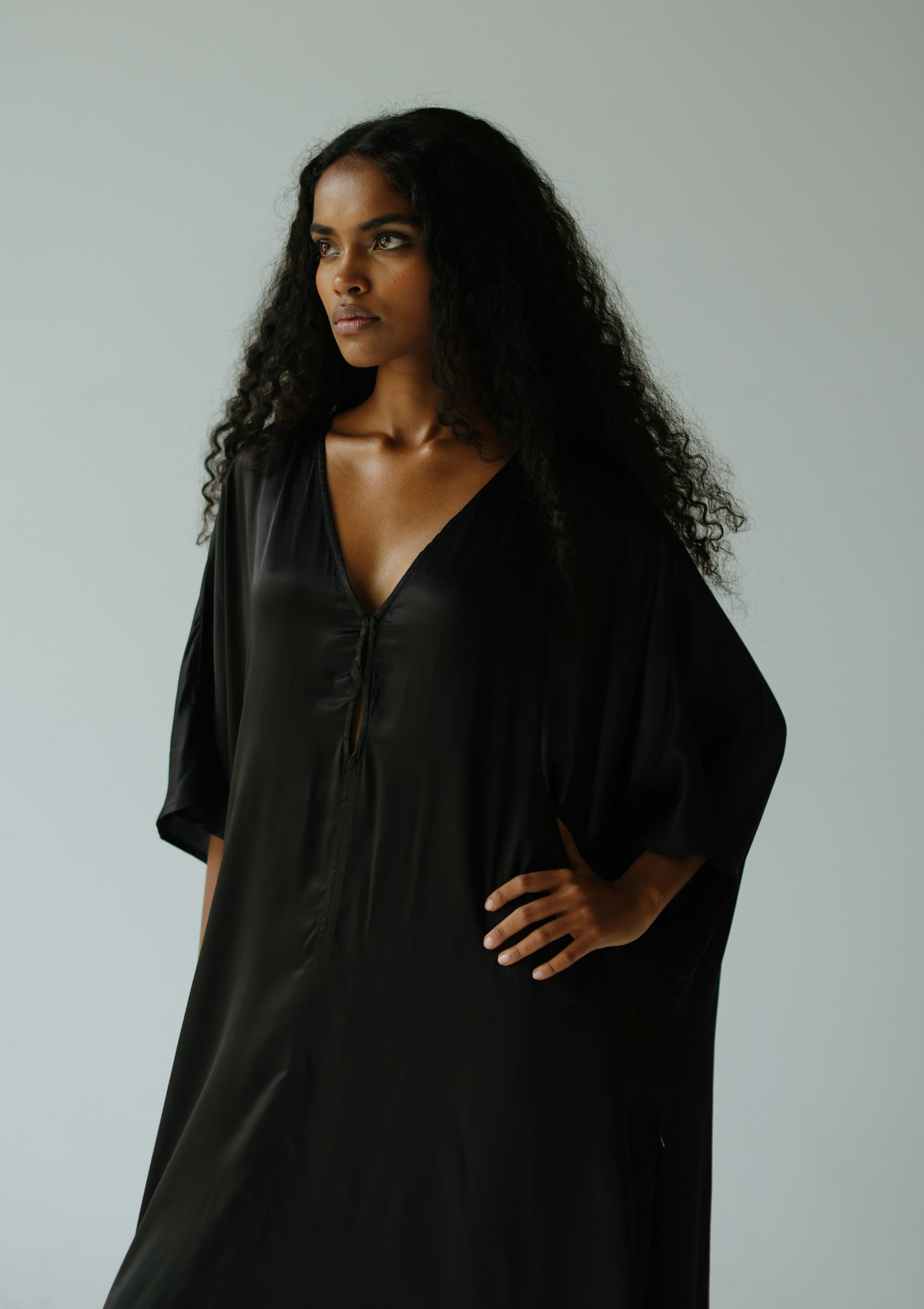 CAFTÁN LARGO ARIA - NEGRO