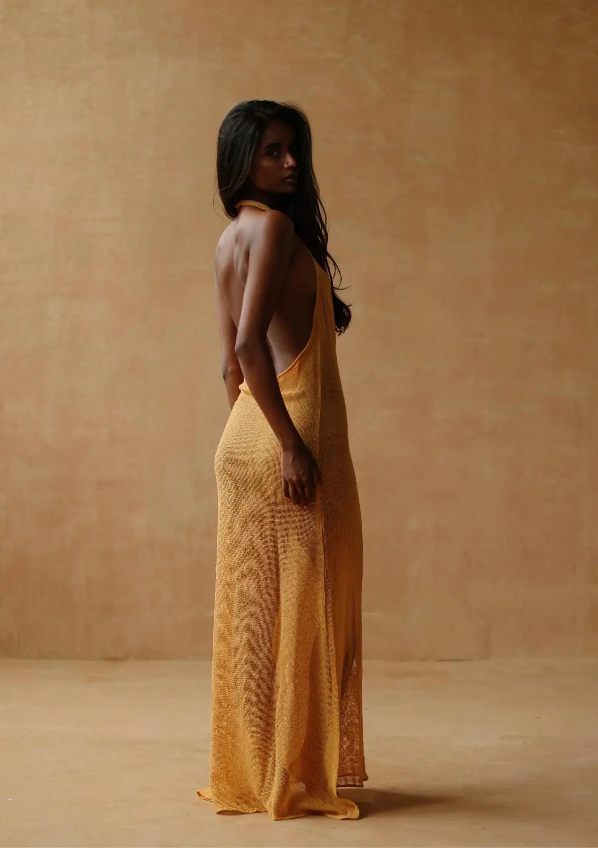 MARA NECKHOLDERKLEID - GOLDENE APRIKOSE