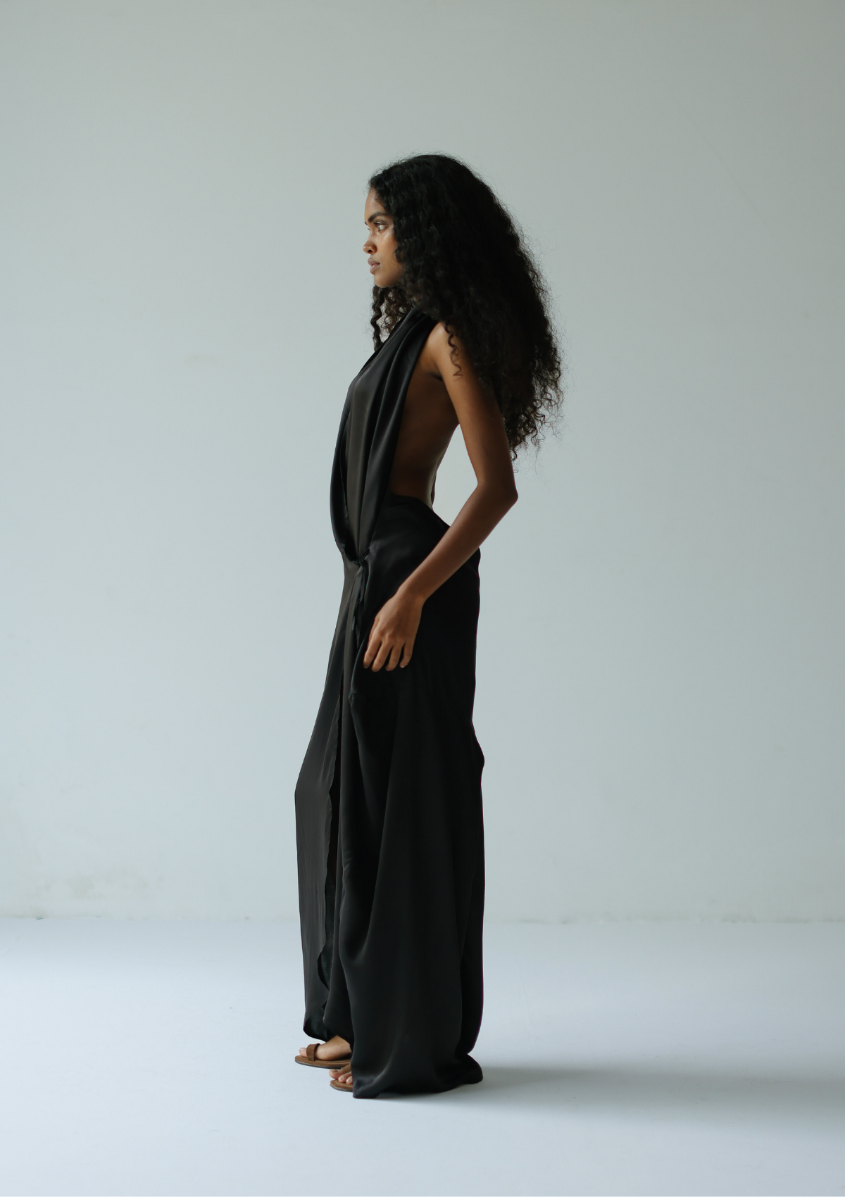 CAFTÁN CON CAPUCHA - NEGRO