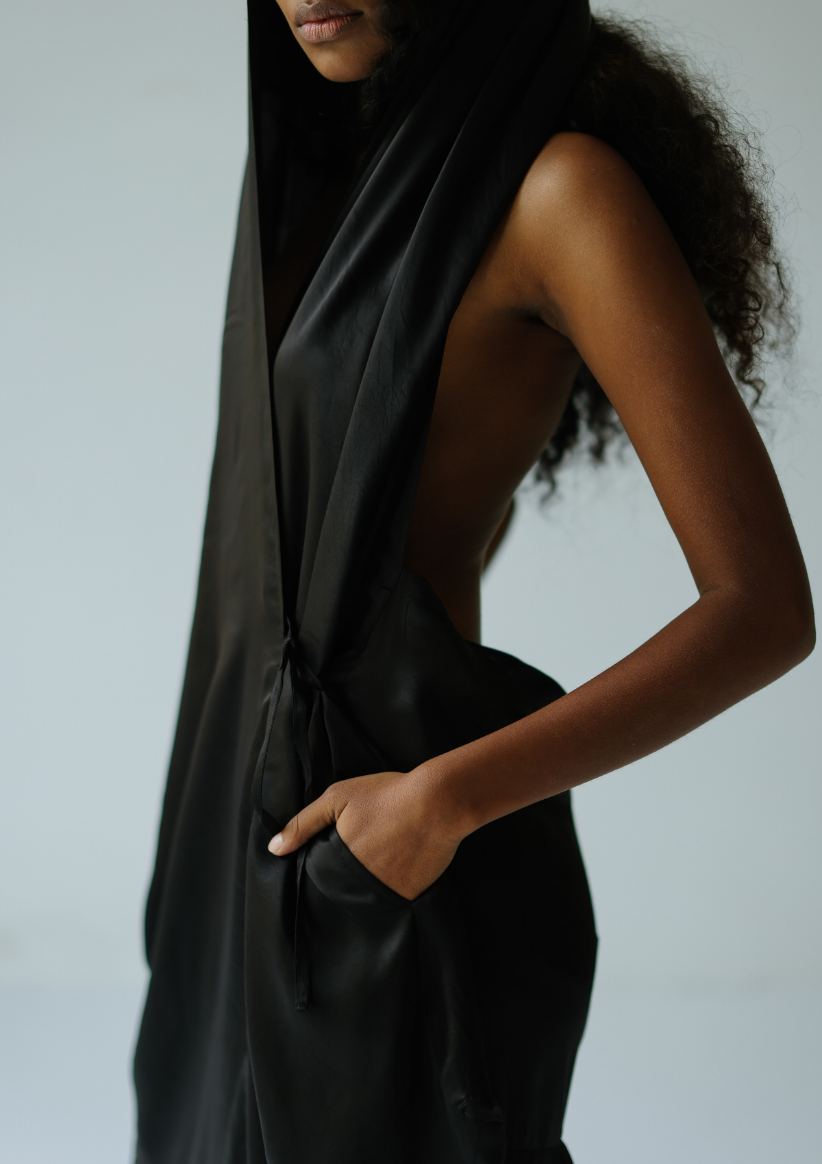 CAFTÁN CON CAPUCHA - NEGRO