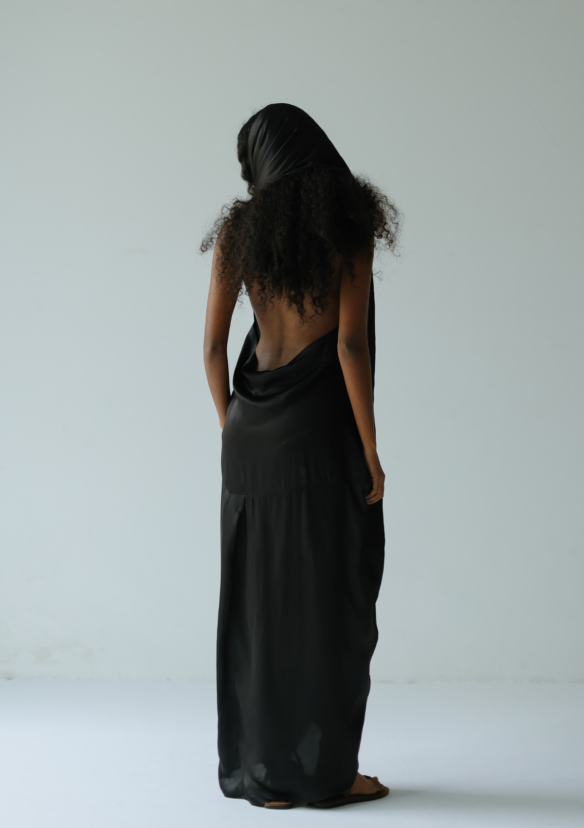 CAFTÁN CON CAPUCHA - NEGRO