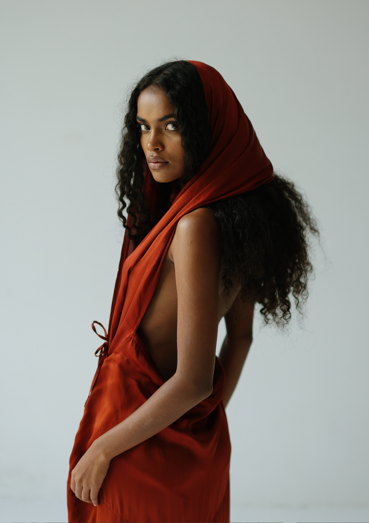 KAFTÁN CON CAPUCHA - OMBRE PICANTE