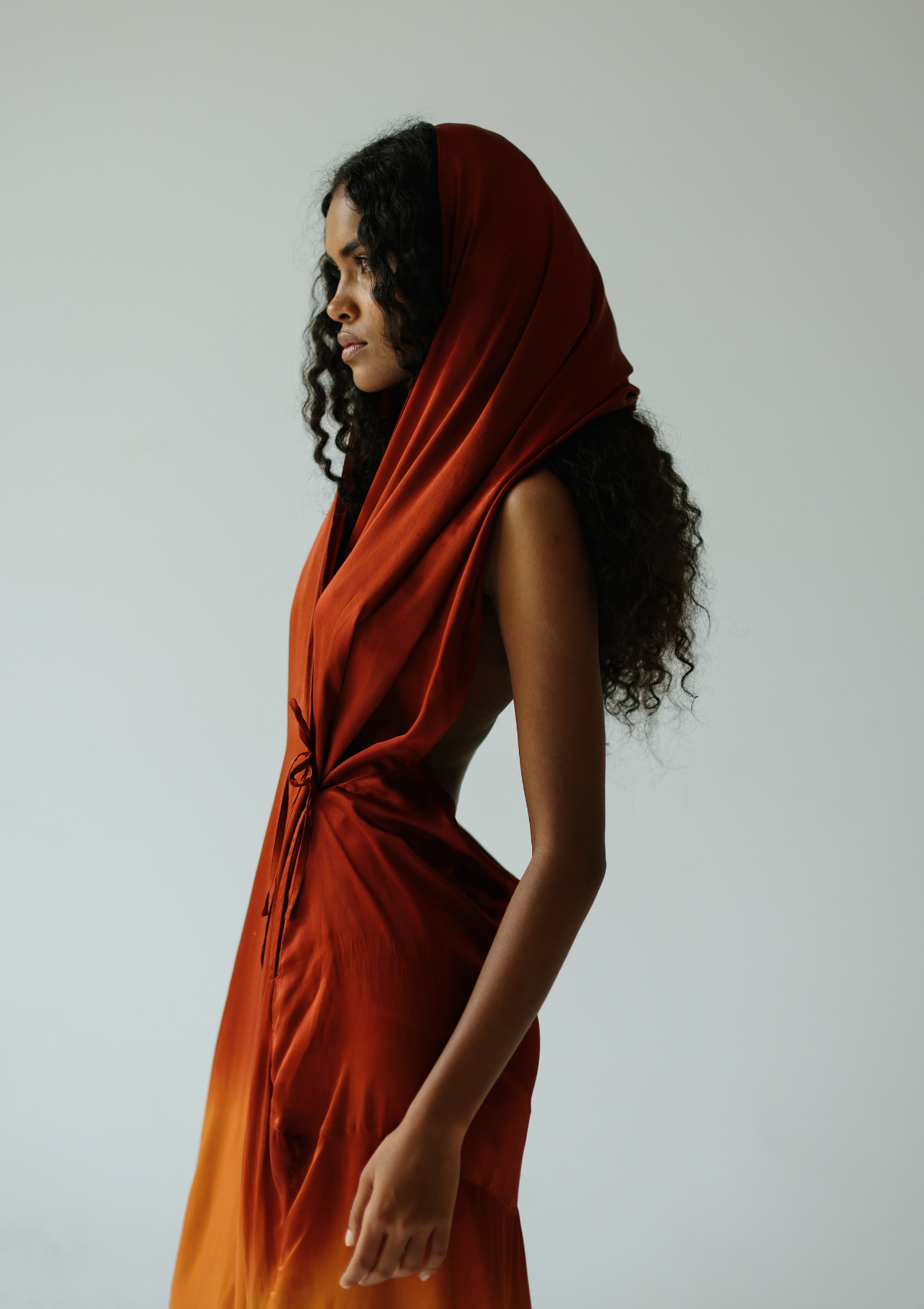 KAFTÁN CON CAPUCHA - OMBRE PICANTE