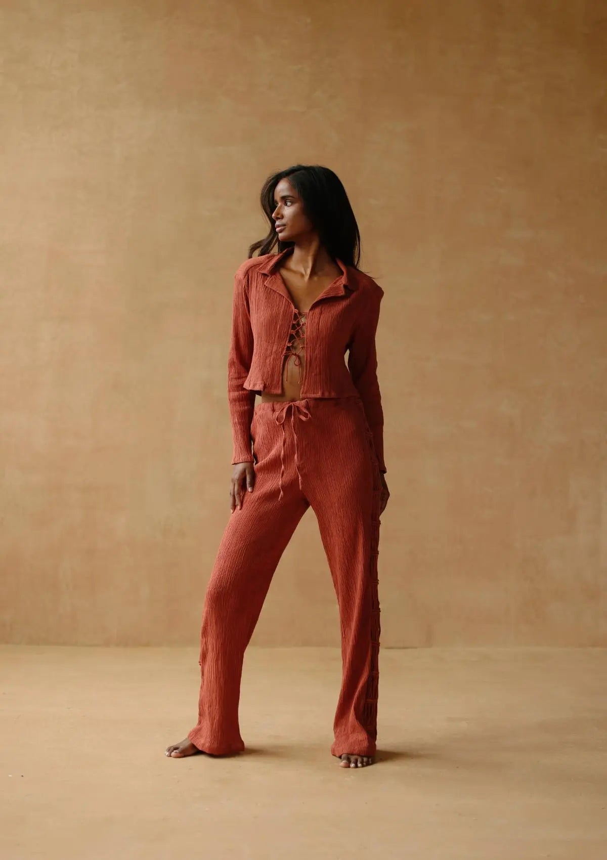 AYLA MAKRMEE-SHIRT – BAKED CLAY