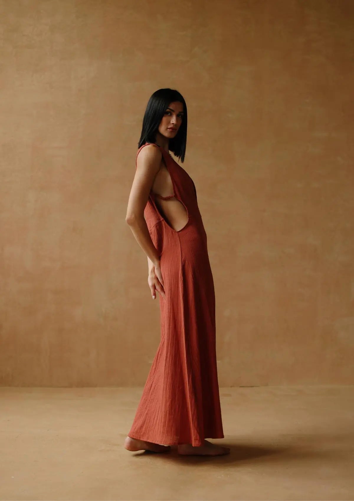 RAYA MAXI-KLEID MIT CUTOUTS – BAKED CLAY