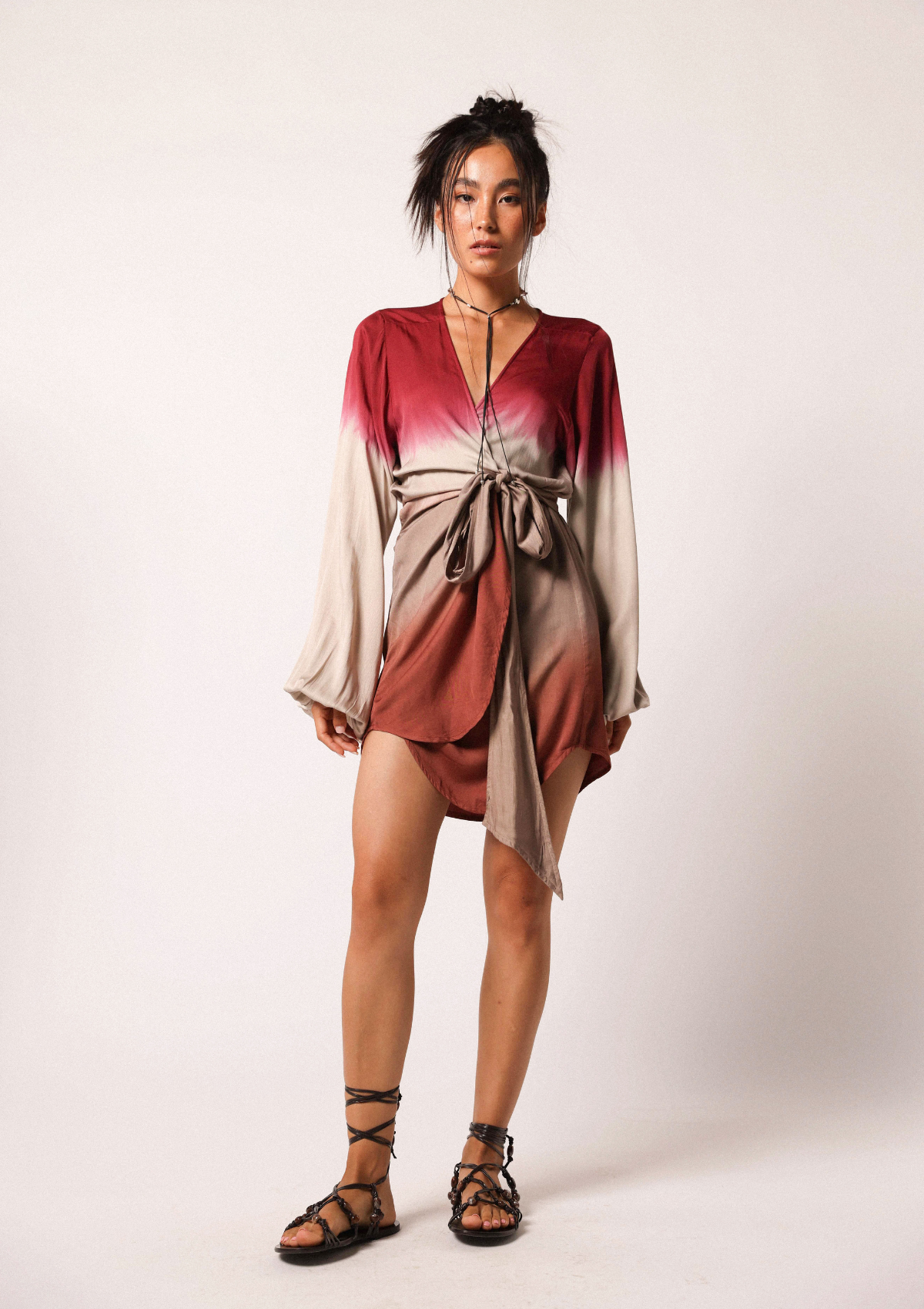 VESTIDO ENVOLVENTE CORTO SELINA - RUIBARBO / OMBRÉ GRIS CHATEAU
