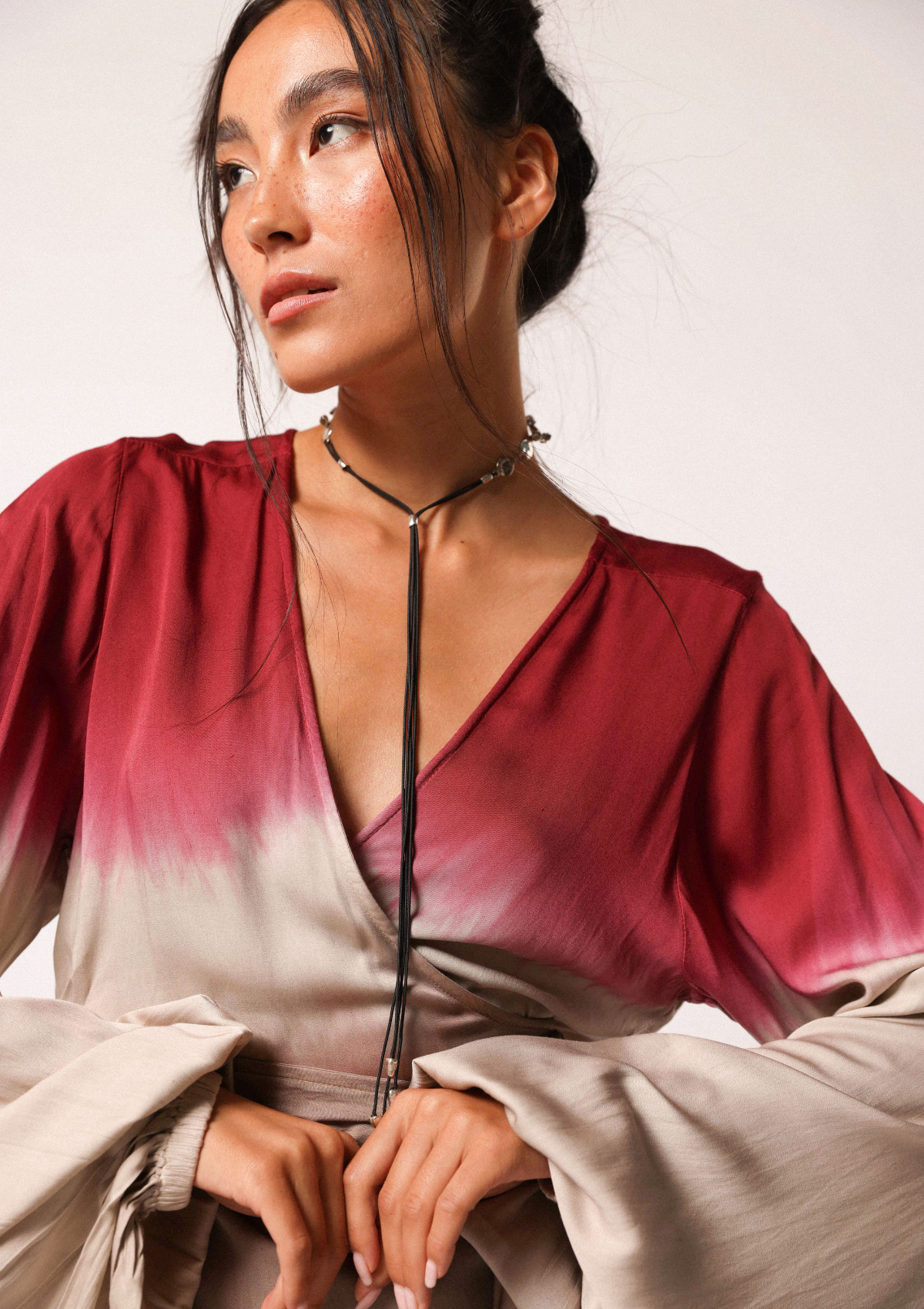 VESTIDO ENVOLVENTE CORTO SELINA - RUIBARBO / OMBRÉ GRIS CHATEAU