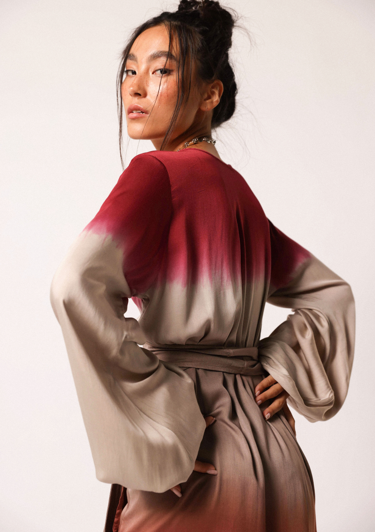 VESTIDO ENVOLVENTE CORTO SELINA - RUIBARBO / OMBRÉ GRIS CHATEAU