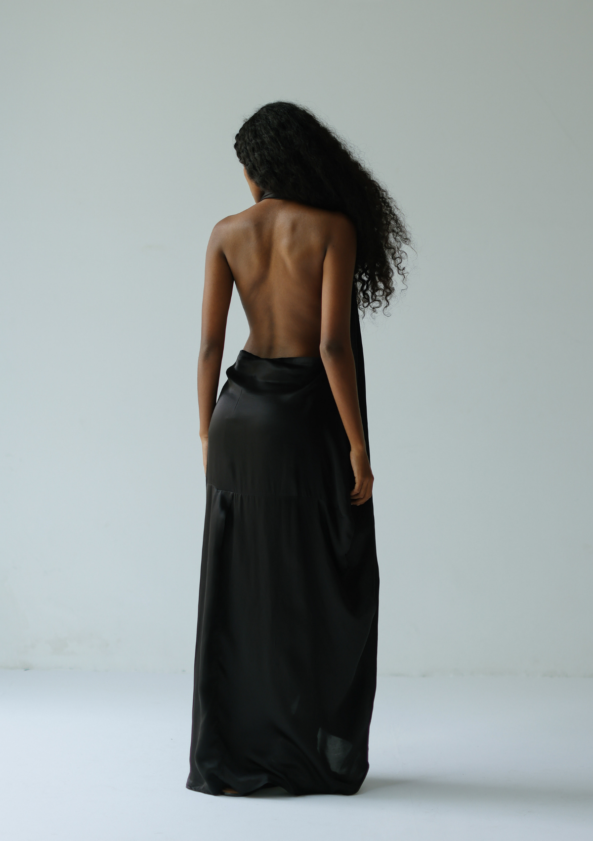 CAFTÁN CON CAPUCHA - NEGRO