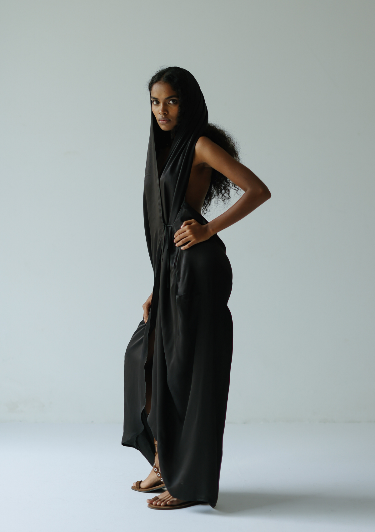 CAFTÁN CON CAPUCHA - NEGRO