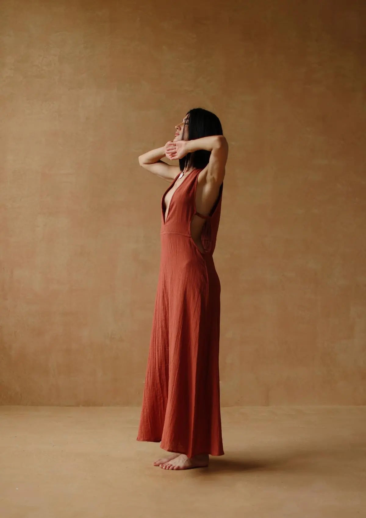 RAYA MAXI-KLEID MIT CUTOUTS – BAKED CLAY