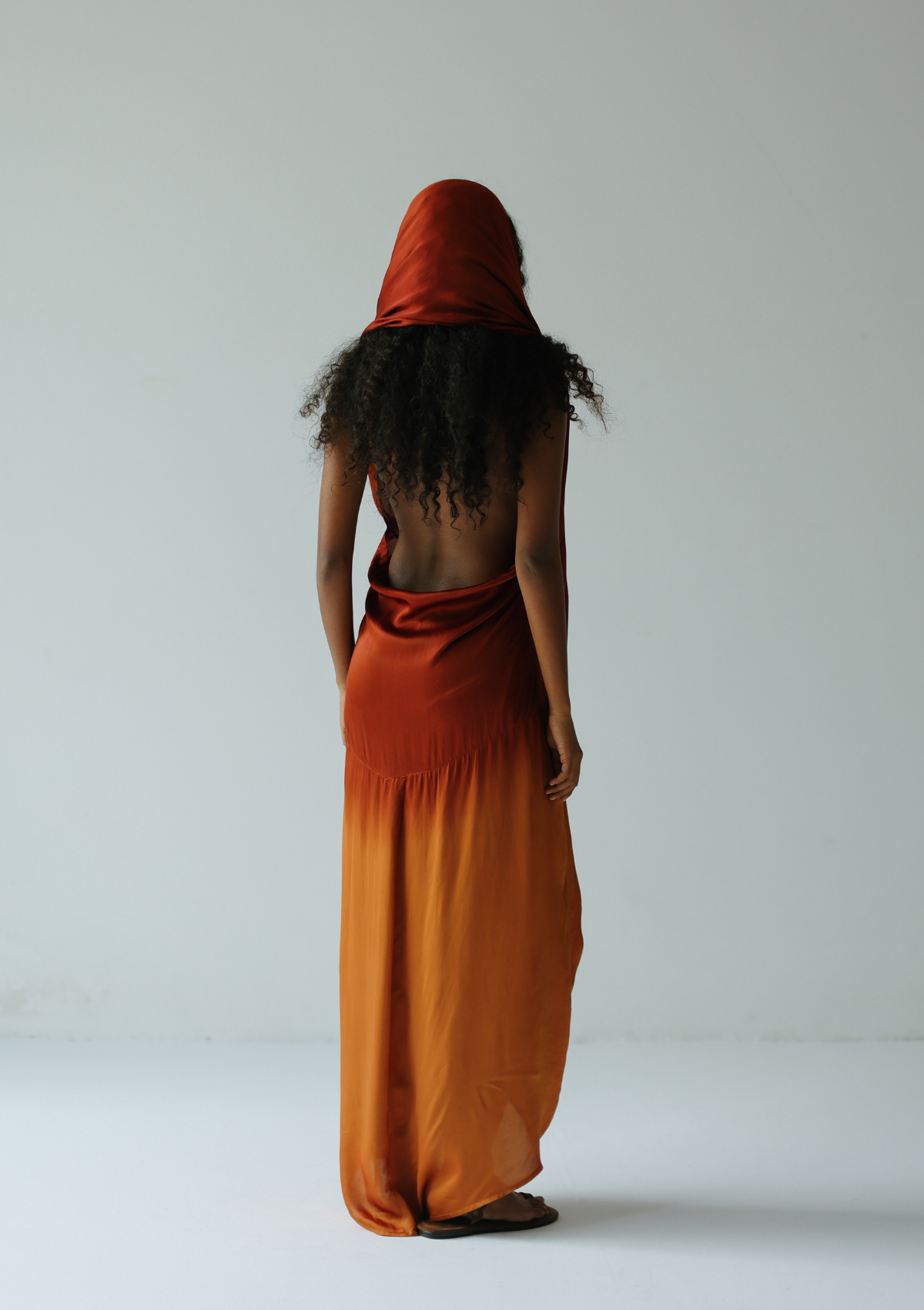 KAFTÁN CON CAPUCHA - OMBRE PICANTE