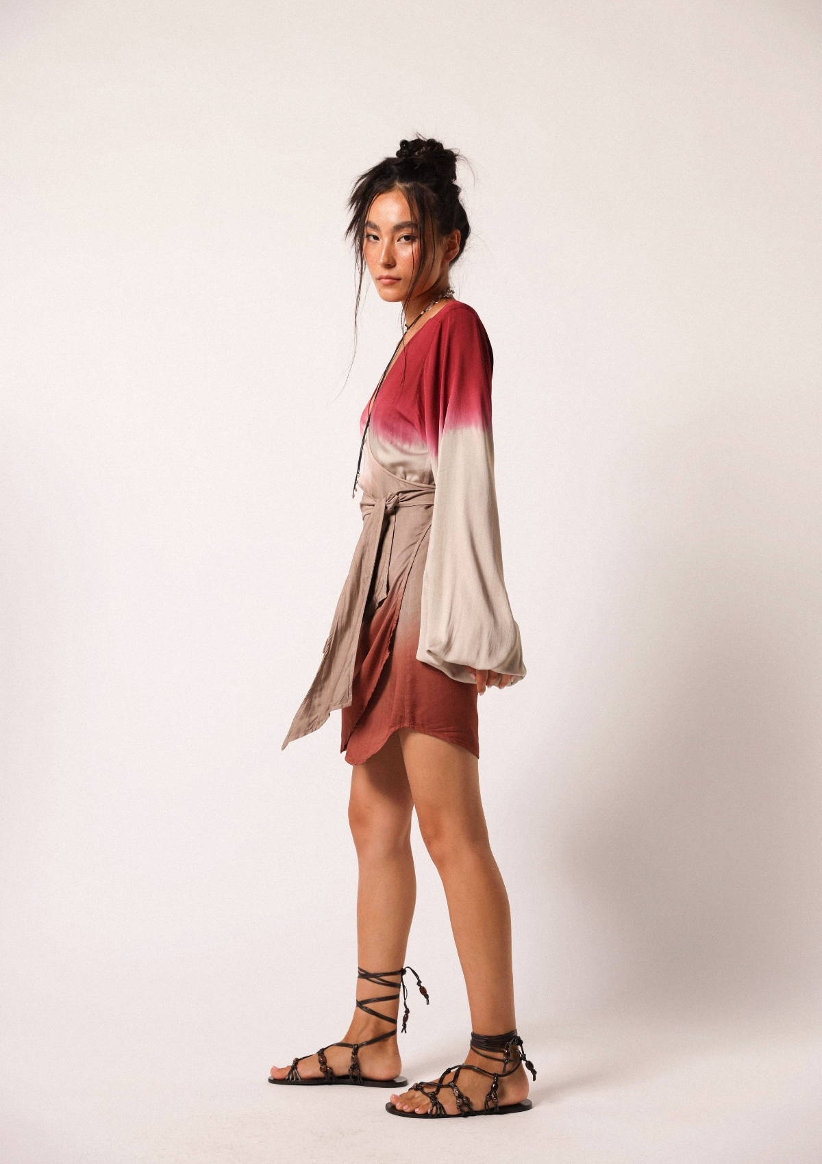 VESTIDO ENVOLVENTE CORTO SELINA - RUIBARBO / OMBRÉ GRIS CHATEAU